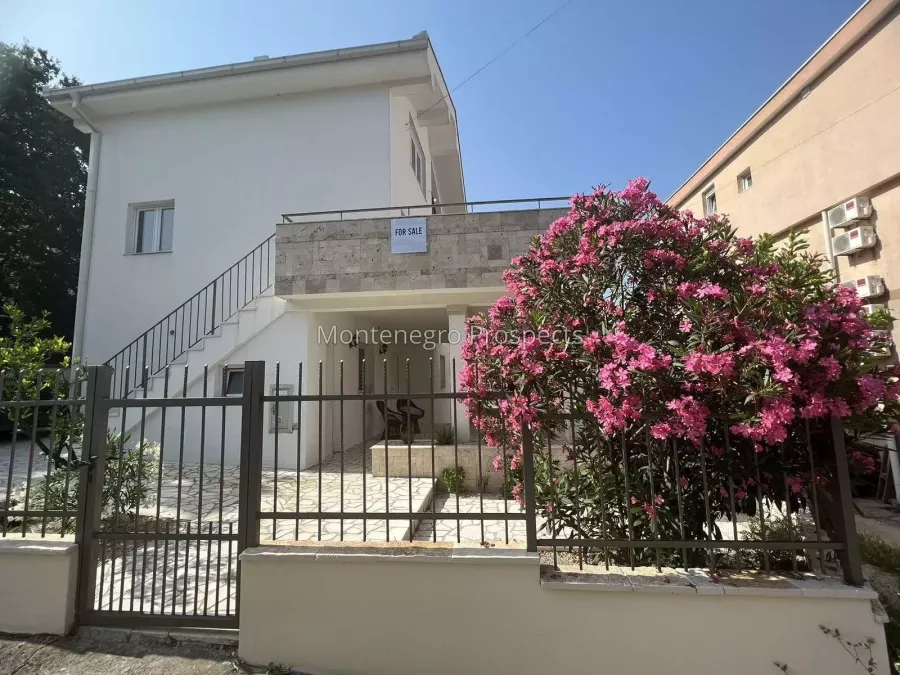 House with three apartments, 50m above the Utjeha main road ...
